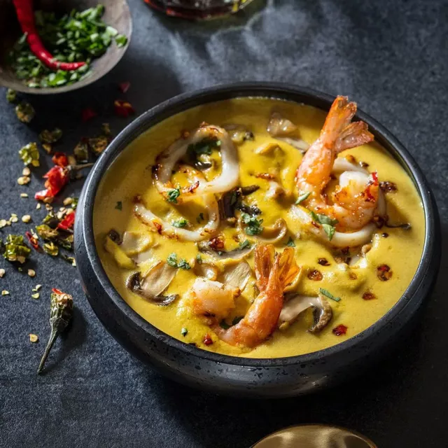 TAILANDCHA KARRI SHO’RVASI QO'ZIQORINLI VA DENGIZ MAHSULOTLARI BILAN