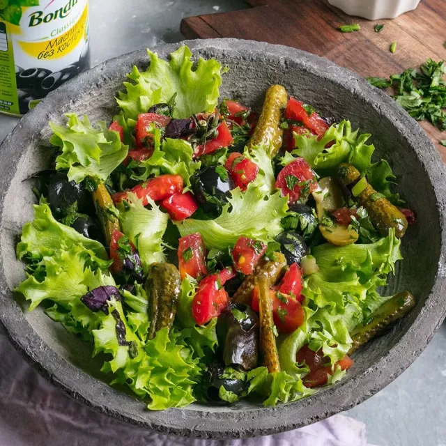 POMIDOR, ZAYTUN VA KORNISHONLARDAN TEZKOR SALAT