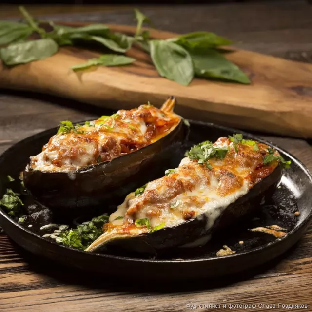 PISHLOQ VA RAYHAN SEPILGAN LECHOLI QIYMA BILAN TO'LDIRILGAN PISHIRILGAN BAQLAJON